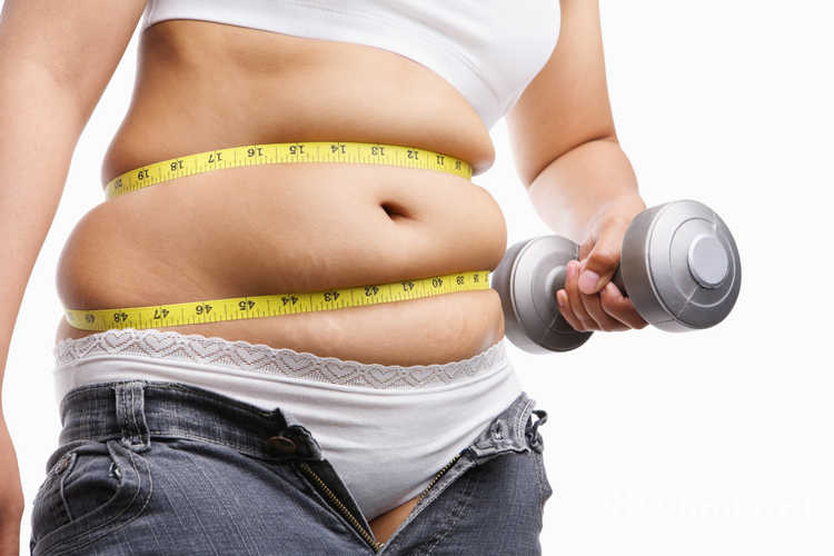 Kobieta przed liposukcją brzucha