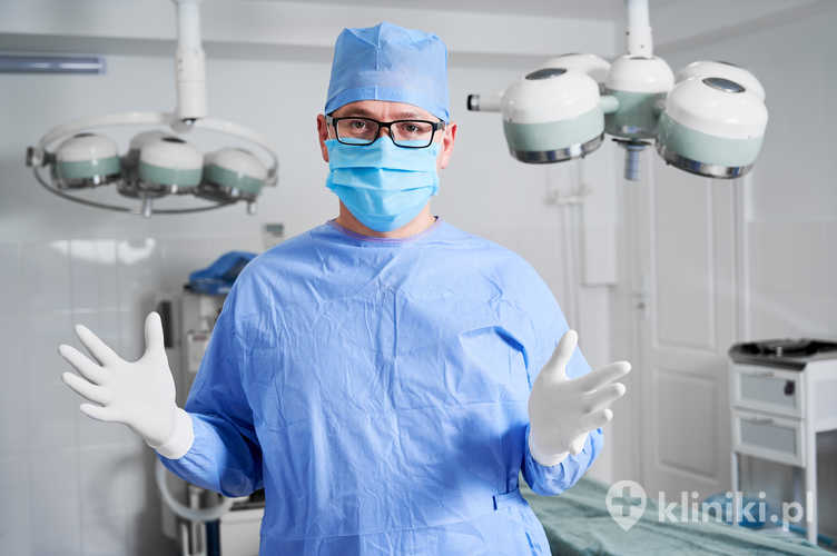 Lekarz przed operacją abdominoplastyki