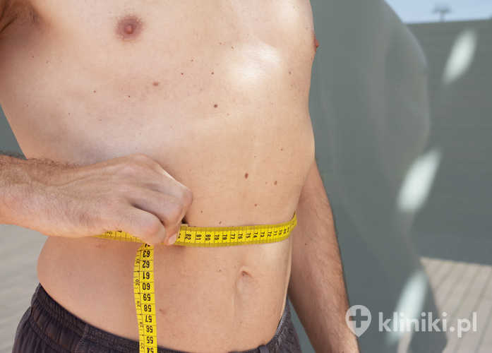 Mężczyzna po zabiegu liposukcji