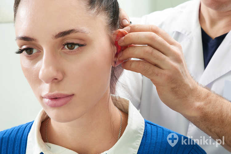 Pacjentka na wizycie kontrolnej u lekarza po operacji odstających uszu
