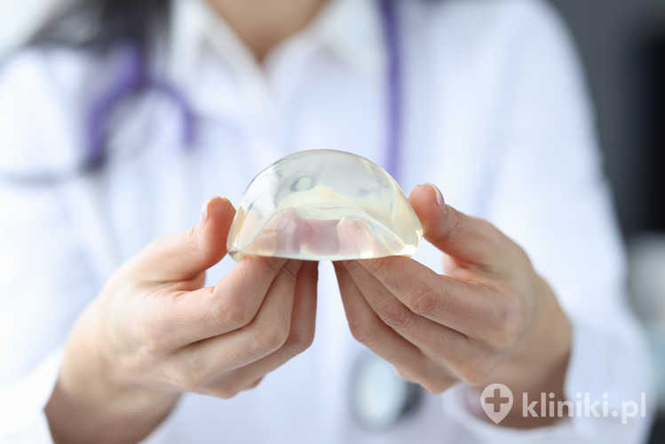 chirurg lastic trzymający silikonowy implant piersi w zbliżeniu