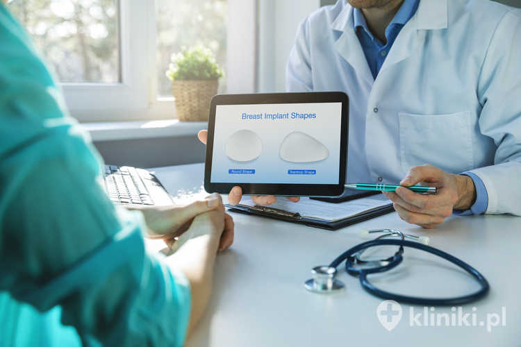 Chirurgia plastyczna - chirurg i pacjent wybierający kształt silikonowych implantów piersi w gabinecie kliniki
