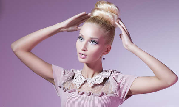 Piękna kobieta po zabiegu Barbie Botox wygląda jak lalka Barbie