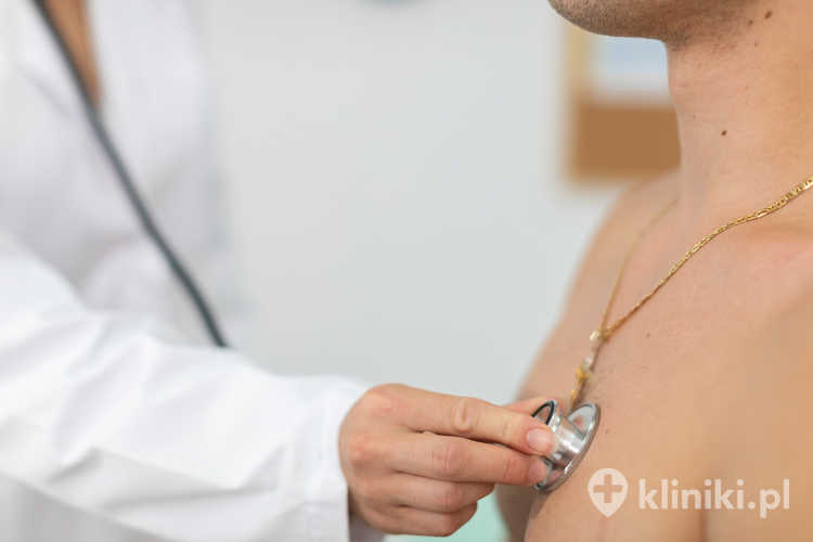 Lekarz bada pacjenta przed zabiegiem chirurgicznego zmniejszenia piersi