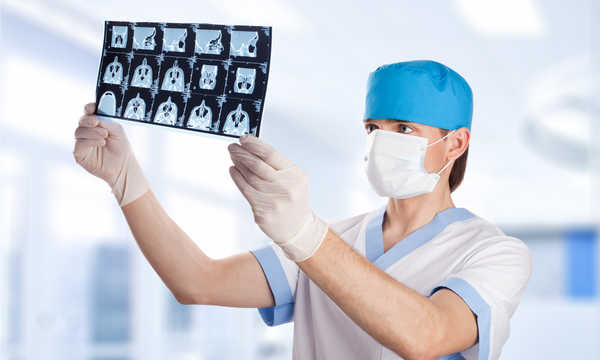 Lekarz medycyny patrzy na obraz tomografii komputerowej zatok nosowych