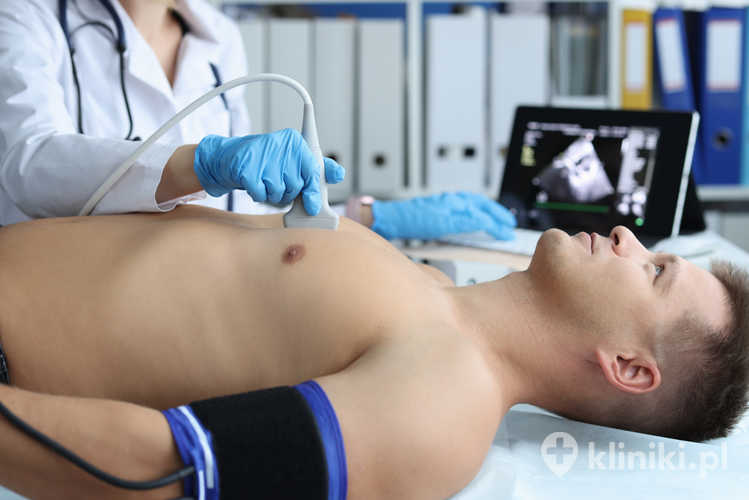 Lekarz umieszcza sondę ultradźwiękową na klatce piersiowej pacjenta płci męskiej