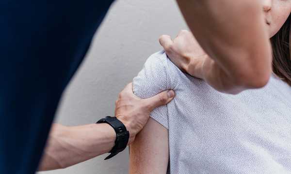 Masaż i rehabilitacja ramienia kobiety Masaż i rehabilitacja ramienia kobiety