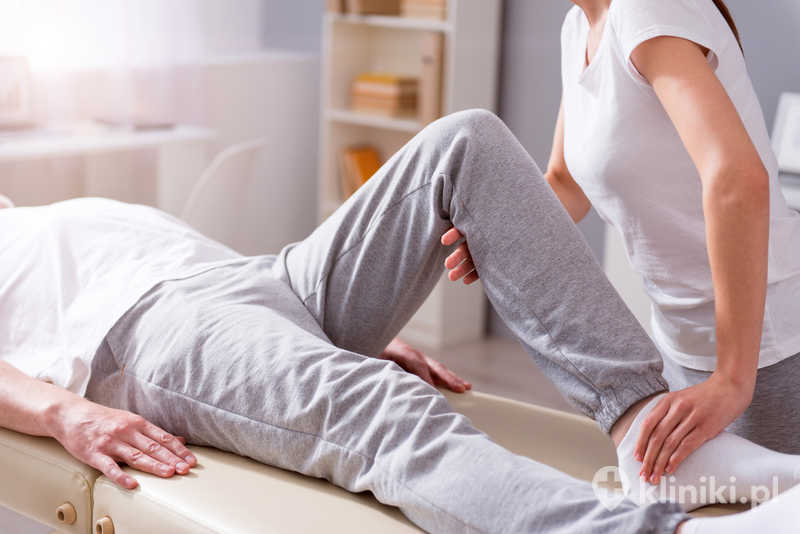 Nowoczesna fizjoterapia rehabilitacyjna - ćwiczenia wzmacniające kolano mężczyzny Nowoczesna fizjoterapia rehabilitacyjna - ćwiczenia wzmacniające kolano mężczyzny