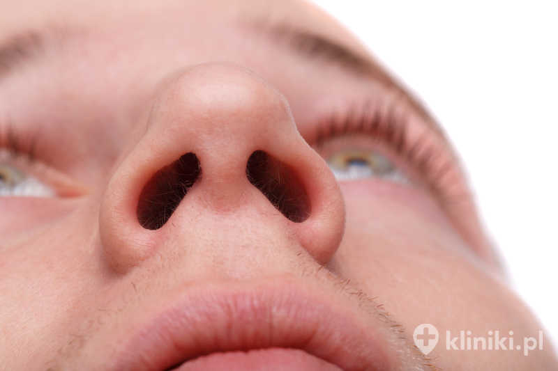 Pacjent przygotowywany do zdjęcia rentgenowskiego zatok Pacjent przygotowywany do zdjęcia rentgenowskiego zatok