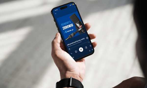 telefon z widocznym na ekranie odcinkiem podcastu „Jak przetrwać burzę, czyli jak świadomie wspierać psychicznie swoje nastoletnie dziecko.”