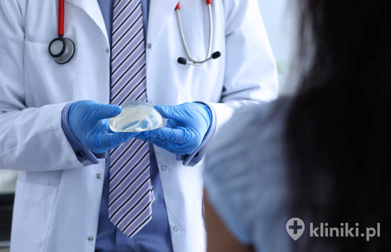 Chirurg wyjaśnia dziewczynie cechy implantu