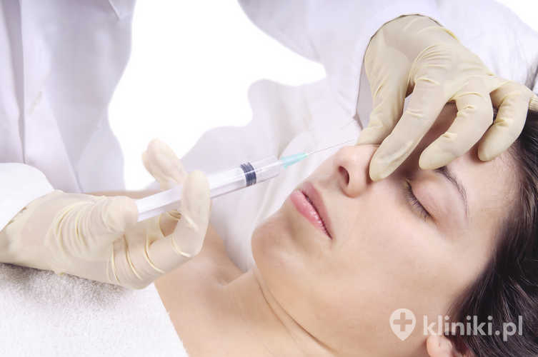 Kobieta przygotowująca się do zabiegu korekcji nosa kwasem hialuronowym
