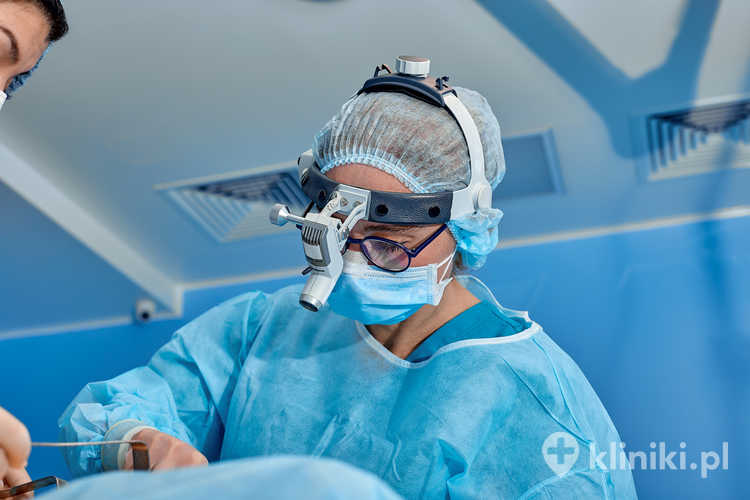 Lekarz chirurg operuje zaawansowaną ginekomastię u młodego mężczyzny