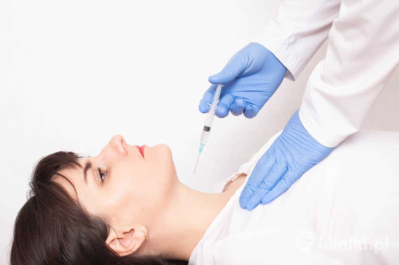 Lekarz wykonuje biopsję tarczycy w poszukiwaniu komórek nowotworowych