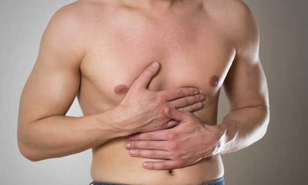 Mężczyzna po zabiegu likwidacji ginekomastii za pomocą liposukcji