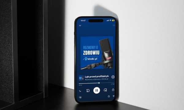 telefon w z widocznym na ekranie szóstym odcinkiem podcastu „Rozmowy o zdrowiu z Kliniki.pl”