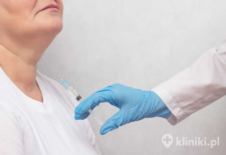 Lekarz nakłuwa kobiecie tarczycę w celu wyjaśnienia diagnozy, guza tarczycy