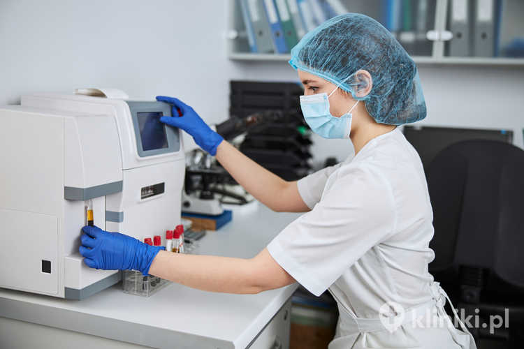 Doświadczony biochemik używający analizatora hematologicznego do analizy krwi.