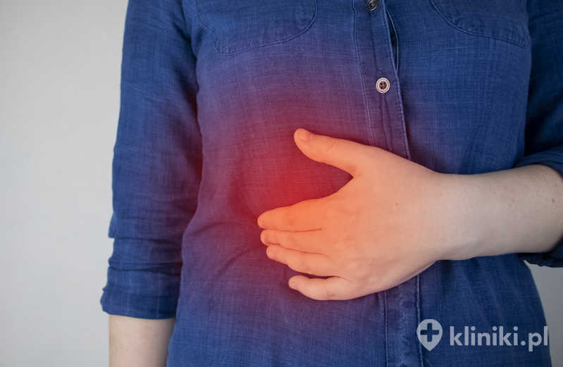 Kobieta cierpi na ból po prawej stronie brzucha wywołany kamieniem w woreczku żółciowym