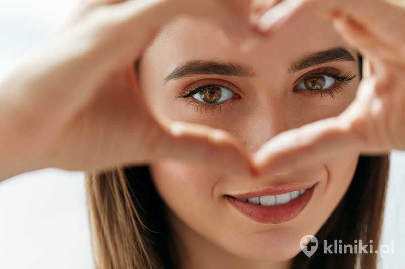 Kobieta pokazuje oczy po zabiegu z peelingiem chemicznym Periocular Kobieta pokazuje oczy po zabiegu z peelingiem chemicznym Periocular