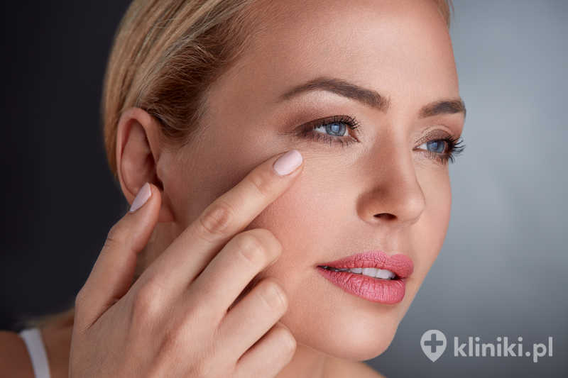 Kobieta sprawdza okolice powiek po zabiegu Tixel
