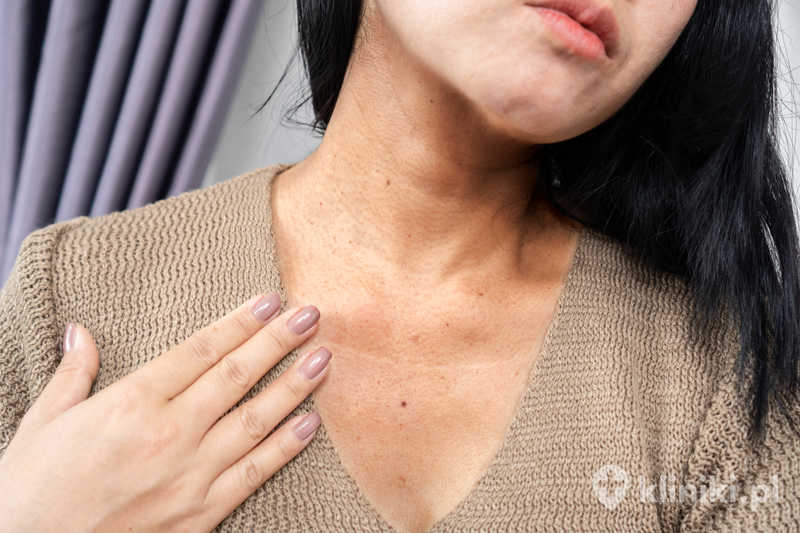 Kobieta ze zmarszczkami na szyi, z ciemną skórą, koncepcją procesu starzenia Kobieta ze zmarszczkami na szyi, z ciemną skórą, koncepcją procesu starzenia
