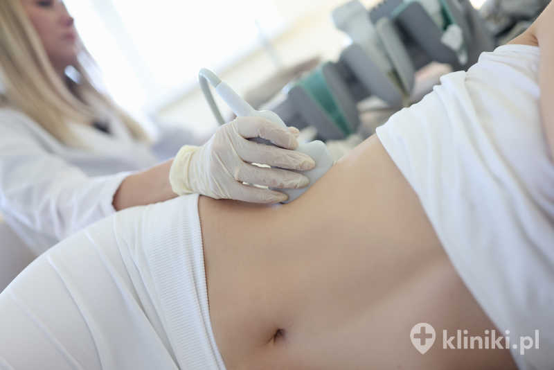 Lekarz przeprowadza badanie ultrasonograficzne Doppler nerek pacjenta