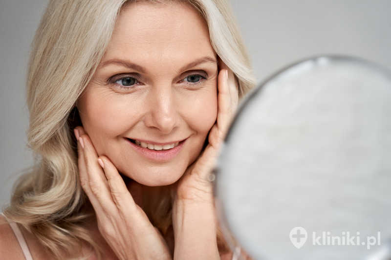 Uśmiechnięta dojrzała starsza pani po zabiegu Tixel