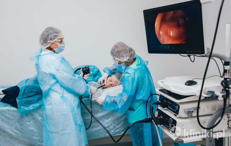 Endoskopia w szpitalu. Lekarz trzymający endoskop przed gastroskopią