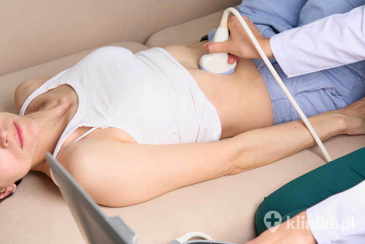 Lekarz wykonujący diagnostykę USG jelit, jamy brzusznej, płata prawego, wątroby, dróg żółciowych, pęcherzyka żółciowego
