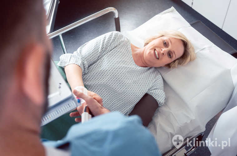 Pacjentka rozmawia z lekarzem przed zabiegiem gastroskopii