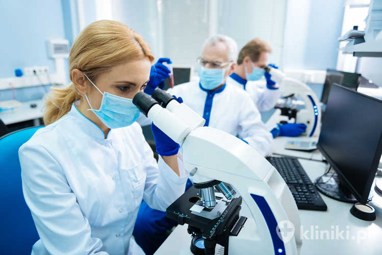 Laborantka sprawdza pod mikroskopem wymaz pod kątem obecności genów odpowiedzialnych za wywoływanie raka