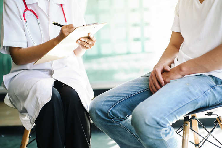 Lekarka zadaje pytania dotyczące pacjentów z rakiem prostaty, aby znaleźć przyczynę i leczenie.