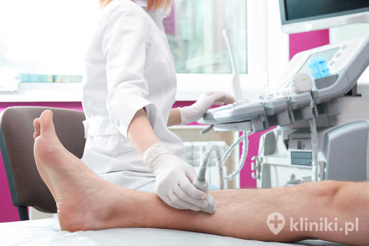 Lekarz przeprowadzający badanie ultrasonograficzne nogi pacjenta w klinice