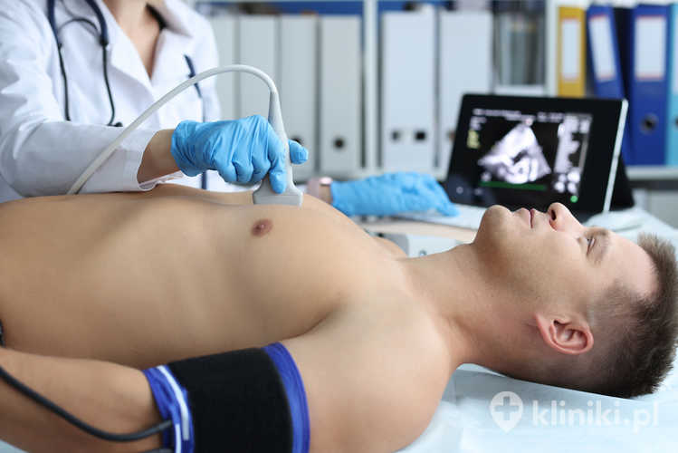 Lekarz robi USG serca młodemu pacjentowi w klinice. Diagnoza i leczenie patologii serca