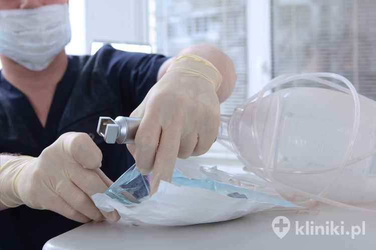 Lekarz wyjmuje laryngoskop ze sterylnej torby. Intubacja dotchawicza. Przygotowanie sprzętu do zabiegu w znieczuleniu ogólnym