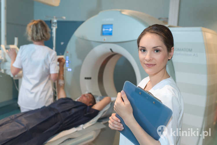 Pacjentka poddawana badaniu tomografii komputerowej w sali badań