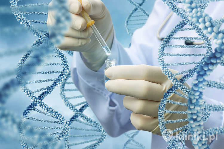 Technik laboratoryjny przeprowadza test DNA na obecność genu odpowiedzialnego za raka jelita grubego