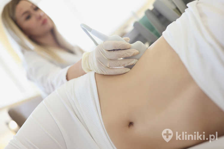 Lekarz robi badanie USG nerek pacjentce. Diagnostyka chorób układu moczowego.