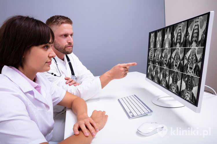 Lekarze patrząc na skan MRI na komputerze w klinice