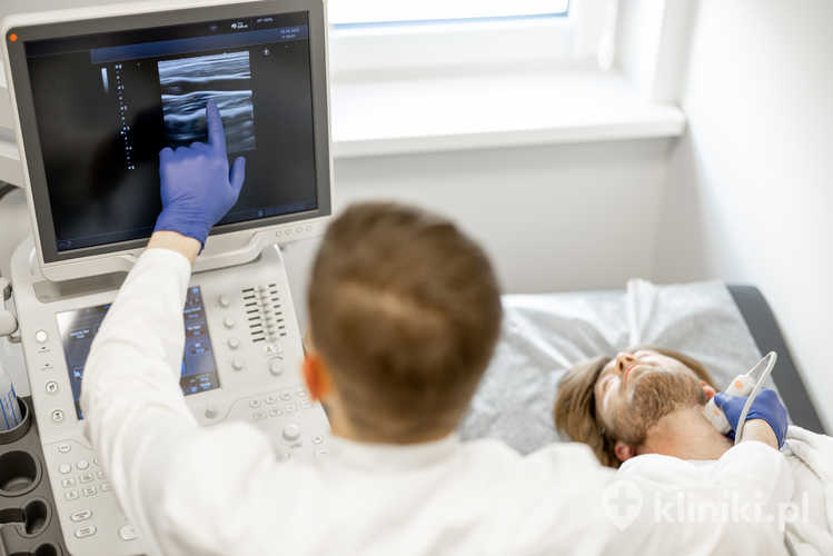 Mężczyzna podczas diagnostyki ultrasonograficznej tętnicy szyjnej