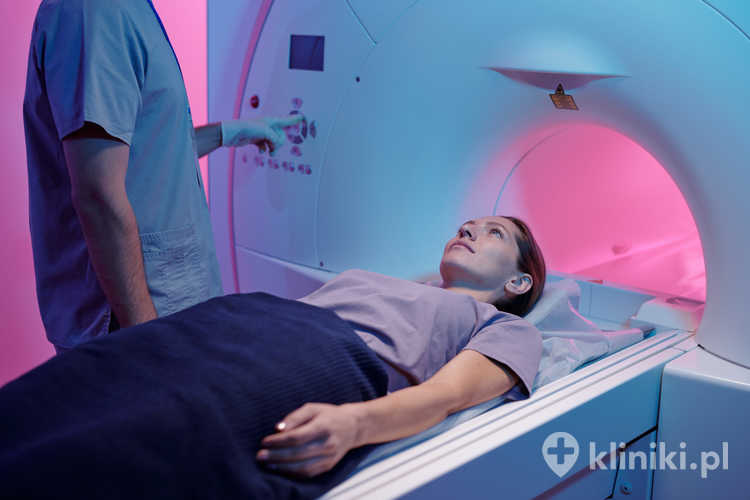 Młoda kobieta na stole medycznym zostaje wprowadzona do skanera MRI