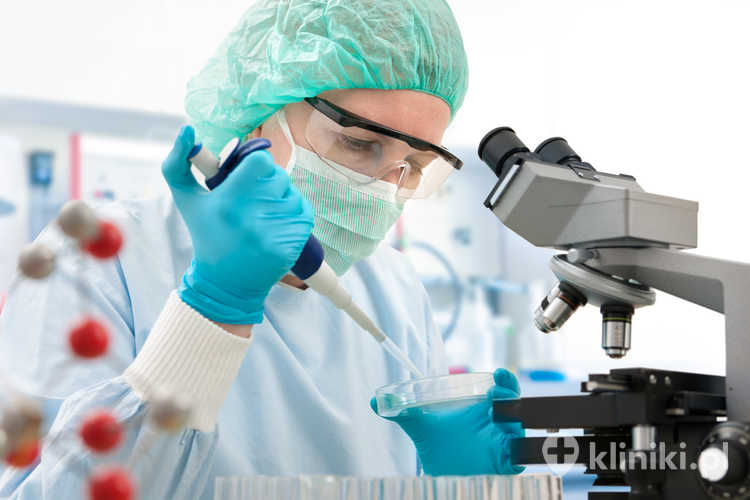 Naukowiec z zakraplaczem pracujący nad przyczyną poronienia w laboratorium