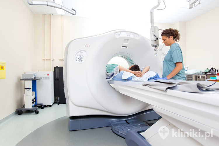 Pacjent przechodzi badanie w urządzeniu do rezonansu magnetycznego