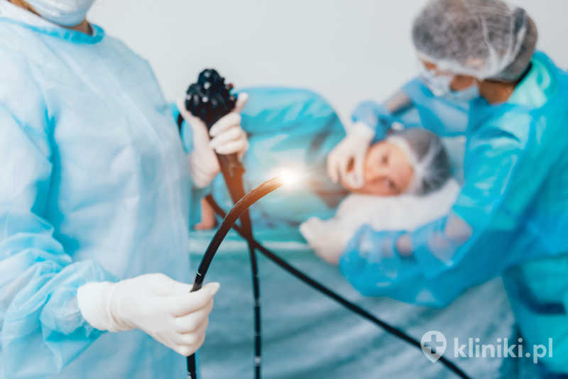 Endoskopia w szpitalu. Lekarz trzymający endoskop przed gastroskopią