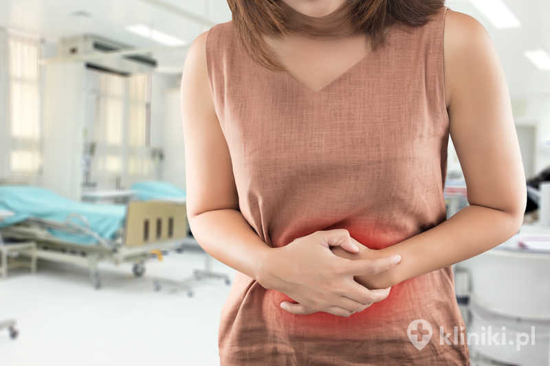 Kobieta ma bóle brzucha i pilnie trafia do szpitala