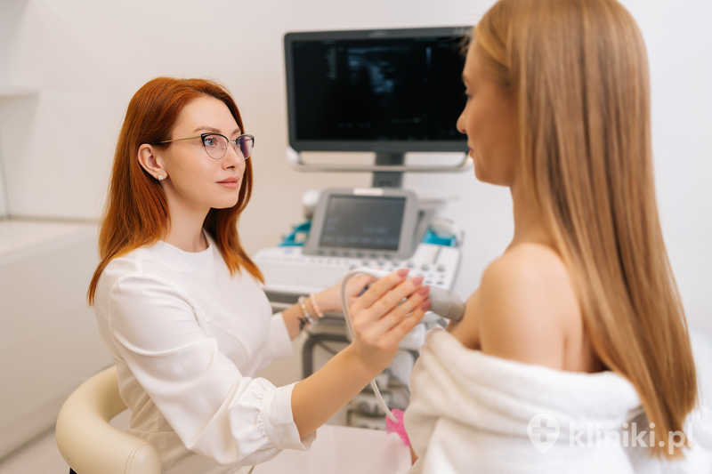 Lekarka przeprowadza biopsję piersi pod nadzorem usg Lekarka przeprowadza biopsję piersi pod nadzorem usg
