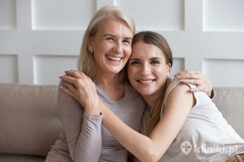 Szczęśliwa mama i córka - odnowienie relacji dzięki spotkaniom u psychoterapeuty
