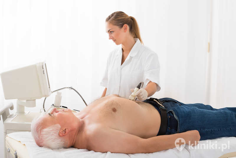 Lekarka bada brzuch pacjenta za pomocą usg doppler Lekarka bada brzuch pacjenta za pomocą usg doppler