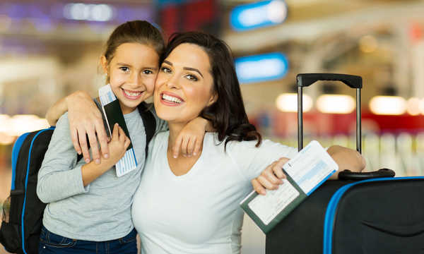 Mama i córka przed podróżą na lotnisku